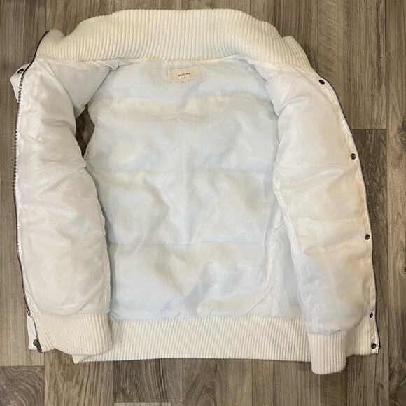 Pretty Merona Women’s M SUPER CLEAN Zip Front White Puffer Vest - Picture 9 of 10